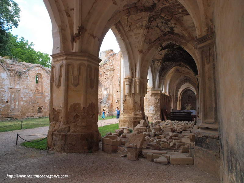 NAVE SUR DESDE LOS PIES DEL TEMPLO